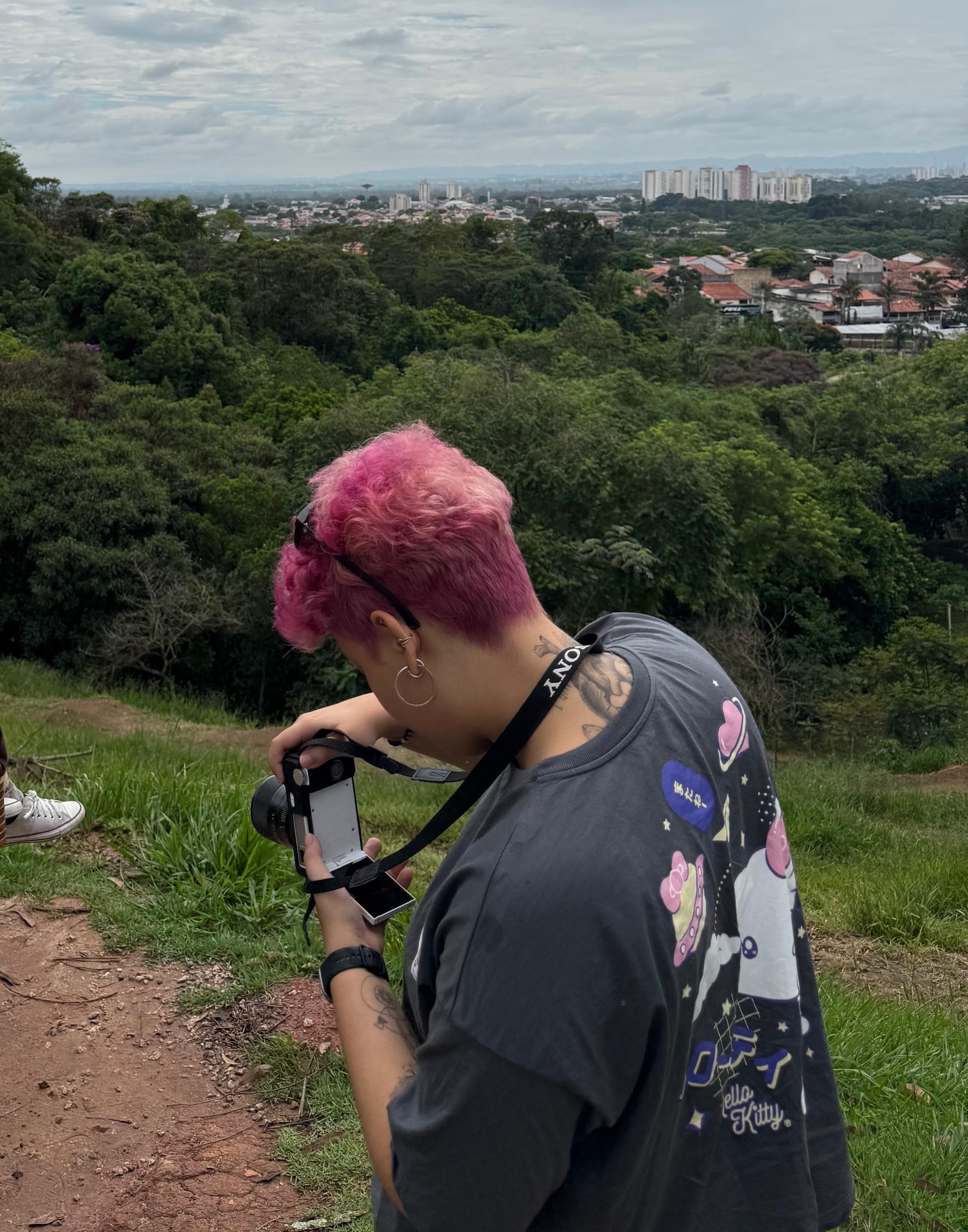 Karol explorando o mundo com uma câmera